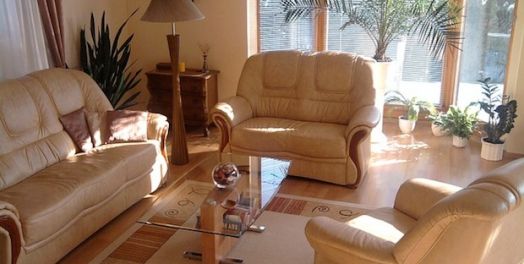 “不可作假见证陷害人” （出20:16; 申5:20）