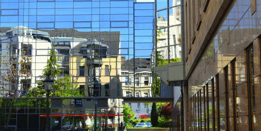 我们真能通过中介向人显示慈爱吗？