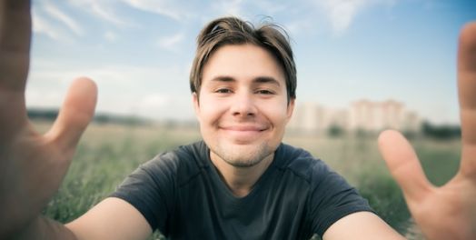 神在关系中工作（创1:26上）